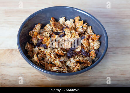Eine Schüssel mit hausgemachtem Müsli Stockfoto
