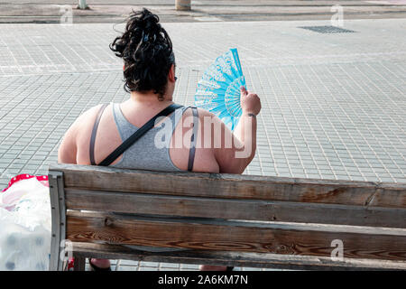 Barcelona Spanien, Katalonien Katalonien, Plaza Placa de les Glories, Park, Bank, Frau Frauen Frau Erwachsene Erwachsene, übergewichtig übergewichtig übergewichtig fettleibig Fat Himmel Stockfoto