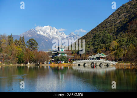 Chinesische Pagode, Deyue Pavillon, Black Dragon See, Pool des Schwarzen Drachens, Jade Dragon Mountain, UNESCO-Weltkulturerbe, Lijiang, Yunnan Provinz, Stockfoto