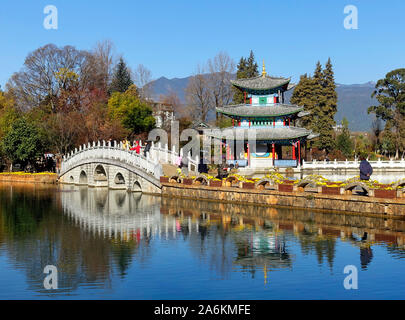 Chinesische Pagode, Deyue Pavillon, Black Dragon See, Pool des Schwarzen Drachens, Jade Dragon Mountain, UNESCO-Weltkulturerbe, Lijiang, Yunnan Provinz, Stockfoto