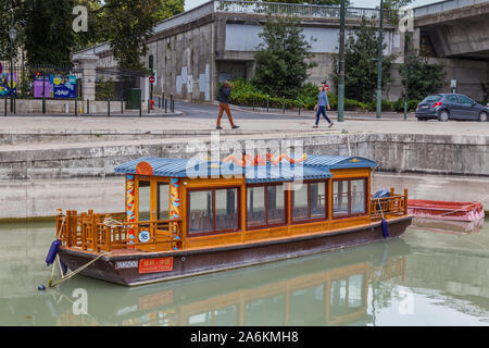 Orleans, Frankreich, 14. Oktober 2019: Traditionelle chinesische Boot Kreuzfahrt von Yangzou im Loiretal in Orleans Frankreich Stockfoto