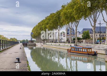 Orleans, Frankreich, 14. Oktober 2019: Traditionelle chinesische Boot Kreuzfahrt von Yangzou im Loiretal in Orleans Frankreich Stockfoto