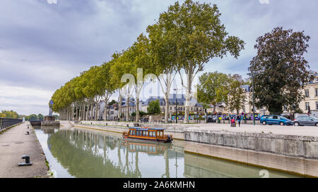 Orleans, Frankreich, 14. Oktober 2019: Traditionelle chinesische Boot Kreuzfahrt von Yangzou im Loiretal in Orleans Frankreich Stockfoto