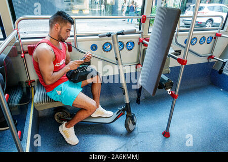 Barcelona Spanien, Katalonien Catalunya, Transports Metropolitans de Barcelona, TMB, Stadtbus, öffentliche Verkehrsmittel, Männer männliche Erwachsene Erwachsene, Inneneinrichtung Stockfoto