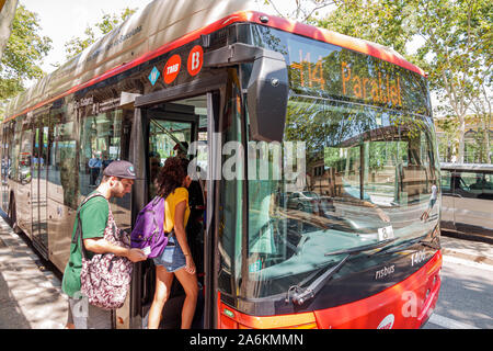 Barcelona Spanien, Katalonien Transports Metropolitans de Barcelona, TMB, Stadtbus, Mann, Frau, Boarding, Passagiere Fahrer Pendler, Hispanic, ES190822010 Stockfoto