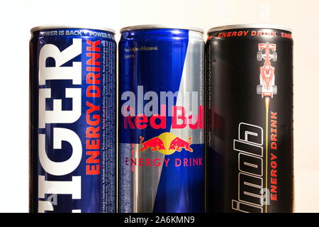 Prag, tschechische Republik - 27. OKTOBER 2019: Verschiedene energy drinks in aluminiumdosen am 27. Oktober 2019 in Prag, Tschechische Republik. Stockfoto