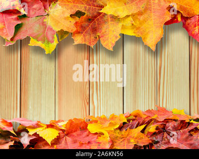 Rot und Gelb Herbst farbige Herbstlaub auf Holz Hintergrund mit Kopie Raum Stockfoto