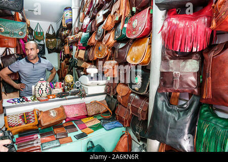 Barcelona Spanien, Katalonien El Born, historisches Viertel, Ciutat Vella, Carrer de la Princesa, Geschäft, Lederwaren, Handtaschen, traditionelles Handwerk, Mann, Verkäufer, emplo Stockfoto