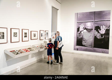 Barcelona Spanien,El Born Ciutat Vella La Ribera,Museu Picasso Museum La Mirada del Fotograf,Innen-Galerie,Eltern Junge Familie suchen Stockfoto