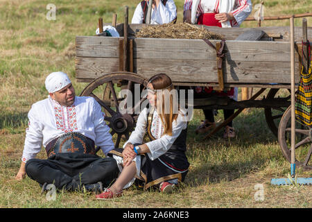 Primorsko, Bulgarien - Juni 22, 2019 - Künstler, die eine traditionelle bulgarische Tänze und Kunsthandwerk während des Festivals Hajdut Gentscho in Feldkirchen Stadt Stockfoto