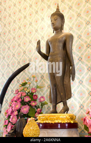 BANGKOK, THAILAND - 22 Dezember, 2018: Die schöne Statue des Buddha im Tempel Wat Traimit, Chinatown, Bangkok. Stockfoto