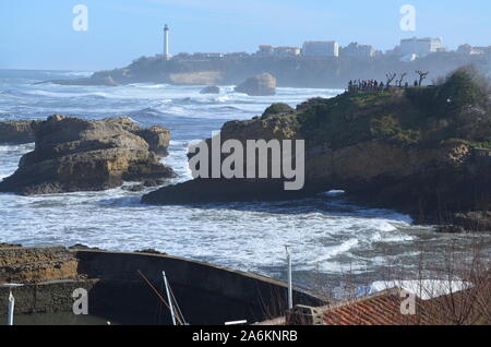 Gesehen auf dem Meer vom Ufer der Stadt Biarritz, im Baskenland in Frankreich. Stockfoto