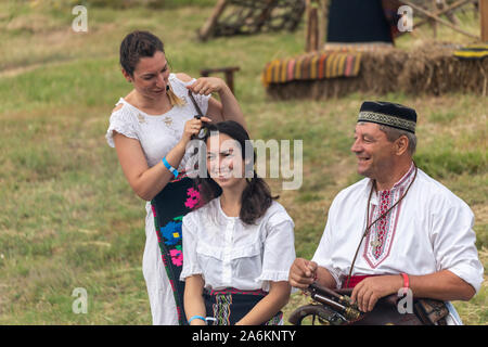 Primorsko, Bulgarien - Juni 22, 2019 - Künstler, die eine traditionelle bulgarische Tänze und Kunsthandwerk während des Festivals Hajdut Gentscho in Feldkirchen Stadt Stockfoto