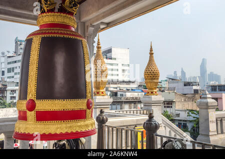 BANGKOK, THAILAND - 22. Dezember 2018: Dekorative große Glocke in Wat Traimit buddhistischen Tempel und schöne Stadtbild im Hintergrund, Chinatown, Bangkok. Stockfoto