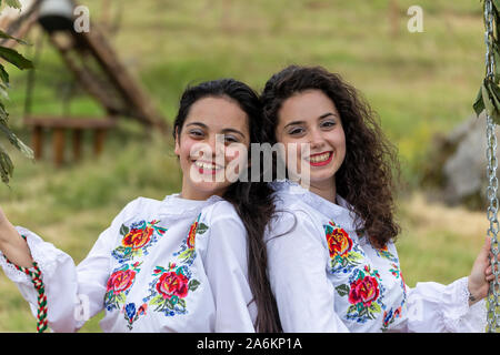 Primorsko, Bulgarien - Juni 22, 2019 - Künstler, die eine traditionelle bulgarische Tänze und Kunsthandwerk während des Festivals Hajdut Gentscho in Feldkirchen Stadt Stockfoto