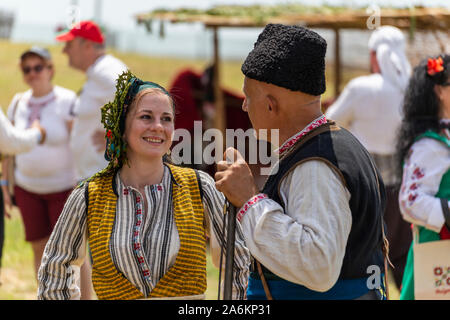 Primorsko, Bulgarien - Juni 22, 2019 - Künstler, die eine traditionelle bulgarische Tänze und Kunsthandwerk während des Festivals Hajdut Gentscho in Feldkirchen Stadt Stockfoto