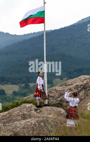 Primorsko, Bulgarien - Juni 22, 2019 - Künstler, die eine traditionelle bulgarische Tänze und Kunsthandwerk während des Festivals Hajdut Gentscho in Feldkirchen Stadt Stockfoto