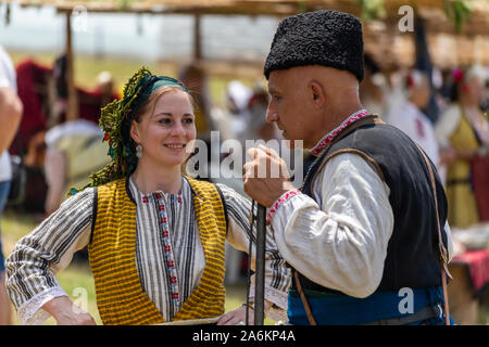 Primorsko, Bulgarien - Juni 22, 2019 - Künstler, die eine traditionelle bulgarische Tänze und Kunsthandwerk während des Festivals Hajdut Gentscho in Feldkirchen Stadt Stockfoto