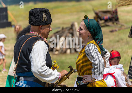 Primorsko, Bulgarien - Juni 22, 2019 - Künstler, die eine traditionelle bulgarische Tänze und Kunsthandwerk während des Festivals Hajdut Gentscho in Feldkirchen Stadt Stockfoto