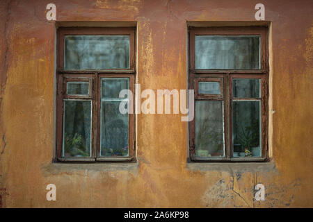 Zwei Fenster auf die Fassade eines alten Haus aus Stein. Stockfoto