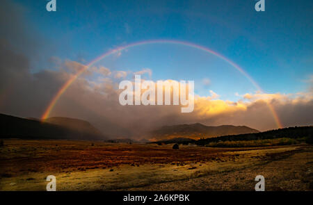 Eine schöne volle Regenbogen in den Bergen Stockfoto