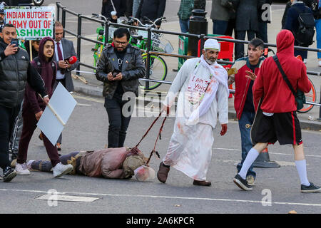 London, UK, 27. Oktober 2019 - Tausende Demonstranten aus Pro-Kashmiri Gruppen in London demonstrieren auf Diwali Tag (das Hindu Festival des Lichts), fordert die indischen Behörden die Ausgangssperre in Kaschmir zu heben, so dass Hindus Diwali feiern können. Credit: Dinendra Haria/Alamy leben Nachrichten Stockfoto