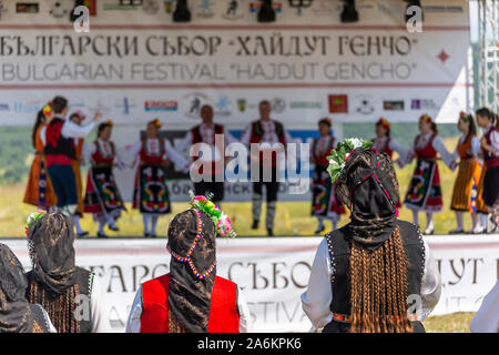 Primorsko, Bulgarien - Juni 22, 2019 - Künstler, die eine traditionelle bulgarische Tänze und Kunsthandwerk während des Festivals Hajdut Gentscho in Feldkirchen Stadt Stockfoto