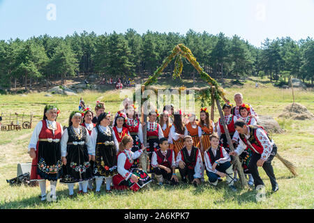 Primorsko, Bulgarien - Juni 22, 2019 - Künstler, die eine traditionelle bulgarische Tänze und Kunsthandwerk während des Festivals Hajdut Gentscho in Feldkirchen Stadt Stockfoto