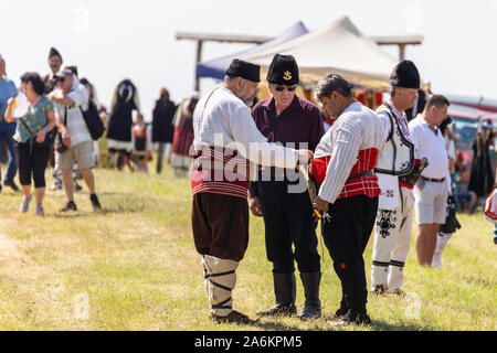 Primorsko, Bulgarien - Juni 22, 2019 - Künstler, die eine traditionelle bulgarische Tänze und Kunsthandwerk während des Festivals Hajdut Gentscho in Feldkirchen Stadt Stockfoto