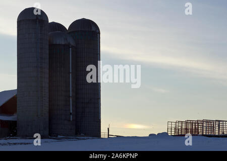 Goshen, New York - eine nebensonne ist in den Himmel hinter einem Bauernhof am 13.02.10, 2013 gesehen. Sundogs werden durch Sonnenlicht, das durch Eiskristalle in Cirrus c gebildet Stockfoto