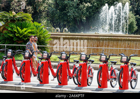 Barcelona Spanien, Catalonia Plaza Placa de Catalunya, Springbrunnen, Bicing, Fahrradverleihsystem, Dockingstation, nachhaltiger Transport, grüne Mobilität, ec Stockfoto