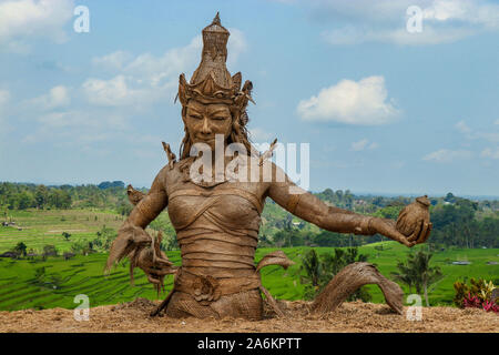 Statue von Dewi Sri, die Göttin der Reis, getrockneten Reis pflanze Blätter gemacht, im Zentrum von reisterrassen Jatiluwih entfernt, die zum Unesco Weltkulturerbe Stockfoto