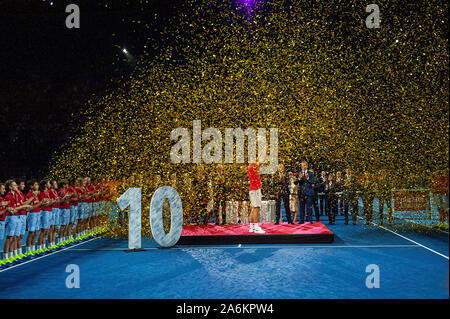 St. Jakobshalle, Basel, Schweiz. 27 Okt, 2019. ATP World Tour Tennis, Swiss Indoors Final; Roger Federer (SUI) hält die Siegertrophäe nach dem Match gegen Alex de Minaur (AUS) - Redaktionelle Verwendung Credit: Aktion plus Sport/Alamy leben Nachrichten Stockfoto