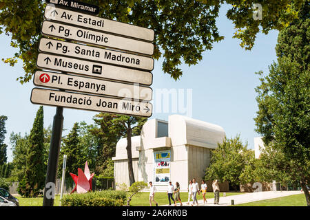 Barcelona Spanien, Catalonia Parc de Montjuic, Fundacio Joan Miro Foundation, Außenfassade, Museum für zeitgenössische Kunst, Wegweiser Stockfoto