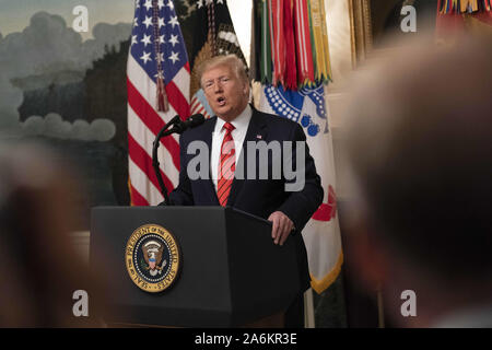 27. Oktober 2019, Washington, District of Columbia, USA: US-Präsident Donald J. Trump beantwortet die Fragen des Reporters, nachdem er im Weißen Haus in Washington, DC eine Erklärung zum Tod des ISIS-Anführers Abu Bakr al-Baghdadi während eines US-Militärangriffs in Syrien am Sonntag, den 27. Oktober 2019 abgegeben hatte. Credit: Chris Kleponis / Pool via CNP/AdMedia Stockfoto