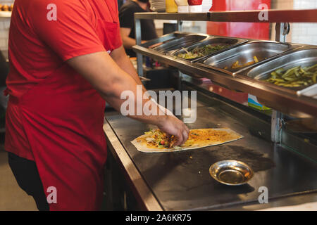 Chef vorbereiten und die traditionellen türkischen Döner Fleisch. Shawarma oder Gyros. Türkisch, Griechisch oder nahöstlichen arabischen Stil chicken Döner Kebab. Stockfoto