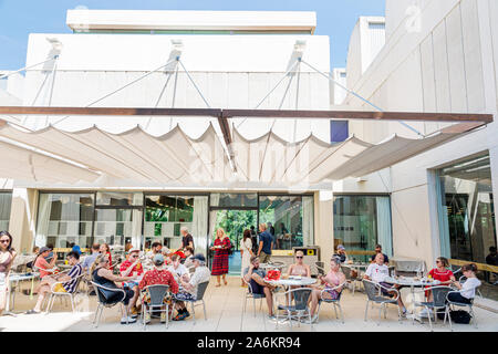 Barcelona Spanien, Catalonia Parc de Montjuic, Fundacio Joan Miro Foundation, Museum für zeitgenössische Kunst, Innenhof, Café, Restaurant, Abendessen im Freien, awni Stockfoto