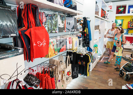 Barcelona Spanien, Katalonien Parc de Montjuic, Fundacio Joan Miro Stiftung, Museum für zeitgenössische Kunst, Geschäft, Souvenirladen, Einkaufen, Themenausstellung, Frau, Mann, Junge Stockfoto