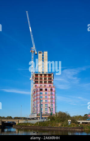 Die neue Hale Wharf Apartments im Bau an der Tottenham Schloss am Fluss Lea, North London, Großbritannien Stockfoto