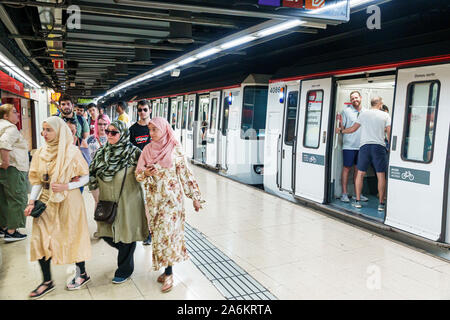 Barcelona Spanien, Katalonien Transports Metropolitans de Barcelona TMB, Metro, U-Bahn, Schnellverkehr, Plaza Placa de Catalunya Station, Passagiere Fahrer kommen Stockfoto