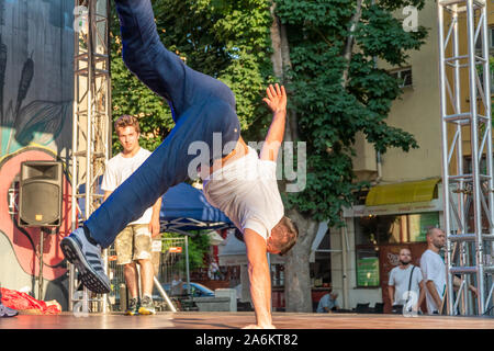 PLOVDIV, Bulgarien - Juni 14, 2019 - Breakdancer, die Show auf einer Bühne in Kapana, in Plovdiv, Stadt in Bulgarien Stockfoto