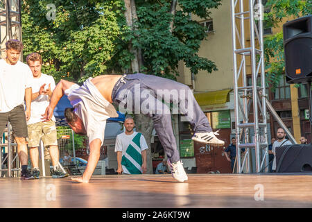PLOVDIV, Bulgarien - Juni 14, 2019 - Breakdancer, die Show auf einer Bühne in Kapana, in Plovdiv, Stadt in Bulgarien Stockfoto