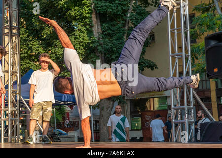PLOVDIV, Bulgarien - Juni 14, 2019 - Breakdancer, die Show auf einer Bühne in Kapana, in Plovdiv, Stadt in Bulgarien Stockfoto