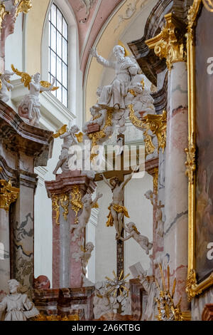 Detail des rokoko-ähnlichen Stil des zentralen Altar des Heiligen Geist Kirche in Vilnius mit dem gekreuzigten Christus und die Engel es umgibt. Stockfoto