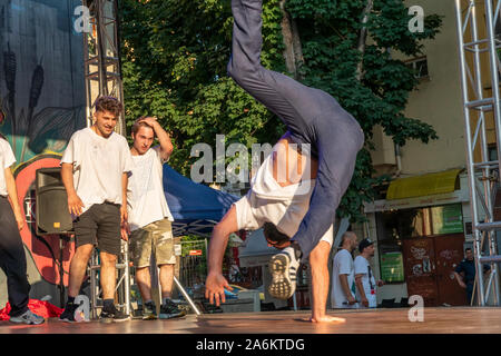 PLOVDIV, Bulgarien - Juni 14, 2019 - Breakdancer, die Show auf einer Bühne in Kapana, in Plovdiv, Stadt in Bulgarien Stockfoto