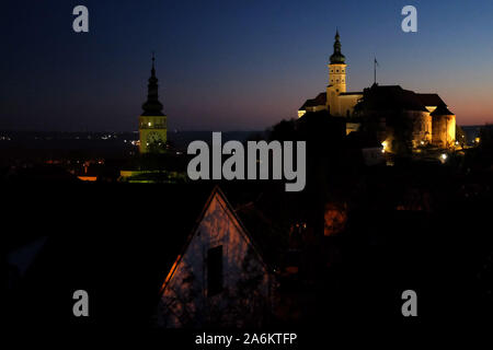 Mikulov, Tschechische Republik. 27 Okt, 2019. Sonnenuntergang über Mikulov. Altstadt und Schloss Mikulov, Südmähren, Tschechische Republik, Europa. Die Stadt Mikulov ist Teil der historischen Region Mähren, direkt an der Grenze zu Niederösterreich. Mikulov liegt zwischen dem Pavlovske vrchy hügeligen Gegend und dem Rand des Mikulov Hochland, Stretching bis zur Thaya und die drei Nove Mlyny Stauseen gelegen. Credit: Slavek Ruta/ZUMA Draht/Alamy leben Nachrichten Stockfoto