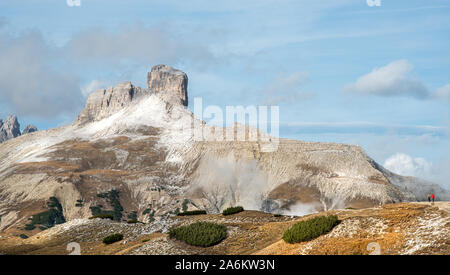 Unbekannte Personen stehen und genießen Sie die herrliche nebligen Berglandschaft des malerischen Dolomiten Torre dei Scarperi Berg im Süden Ty Stockfoto