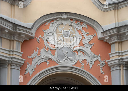 Das Rokoko Portal Der Eingang nach Vilnius Heiligen Geist Kirche und Dominikanische Kloster Ensemble mit Wappen der polnischen, der litauischen und der Dominikanischen Stockfoto