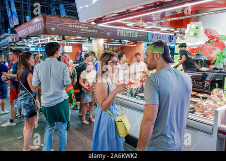 Barcelona Spanien,Katalonien Catalunya,Ciutat Vella,Barri Gotic,La Rambla,Mercat de la Boqueria,öffentlicher Markt,Verkäufer Verkäufer Verkäufer verkaufen,Stand st Stockfoto