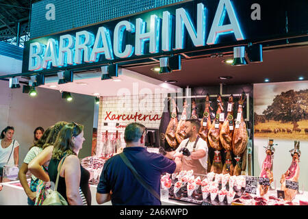 Barcelona Spanien,Katalonien Catalunya,Ciutat Vella,Barri Gotic,La Rambla,Mercat de la Boqueria,öffentlicher Markt,Verkäufer Verkäufer Verkäufer verkaufen,Stand st Stockfoto